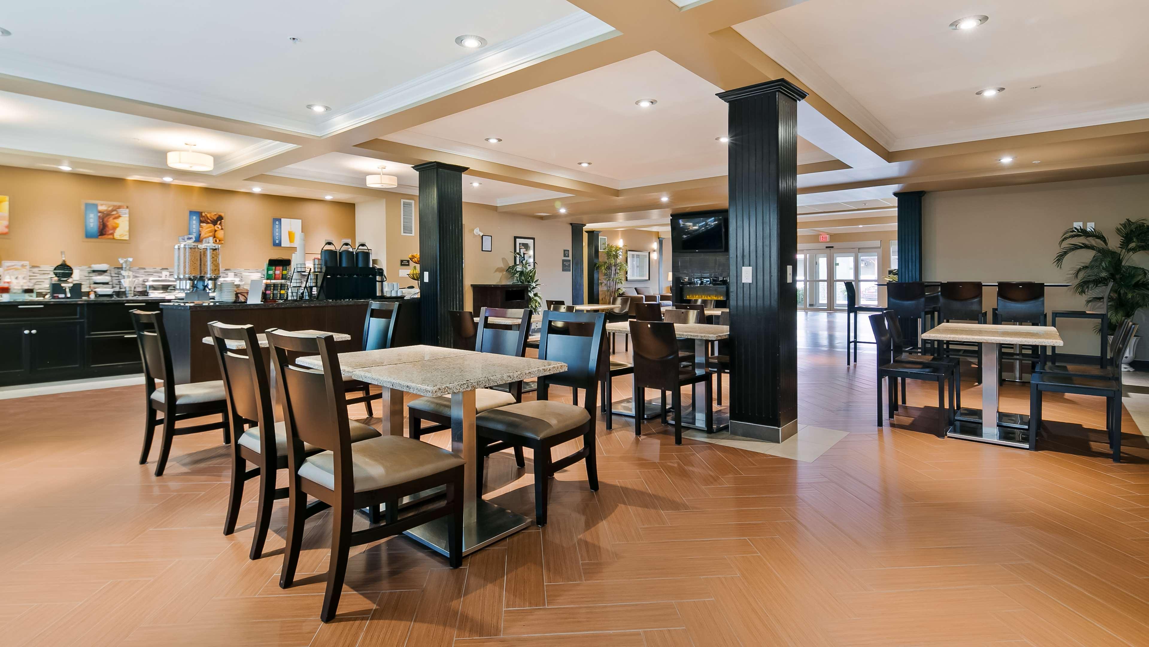 Best Western Plus Peace River Hotel & Suites Bagian luar foto